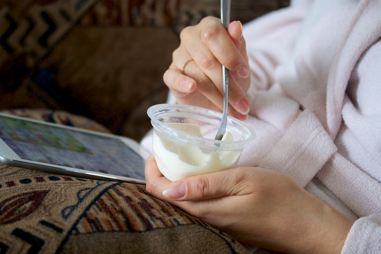 Mujer toma yogur antes de dormir.