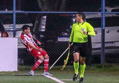 Osvaldo Argüello festeja su gol, el primero de Benjamín Aceval de Villa Hayes contra Independiente de Campo Grande.
