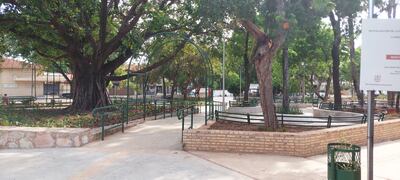 Uno de los accesos de la plaza Naciones Unidas. A más de un mes de su reapertura, la plaza sigue inconclusa y llena de pozos.