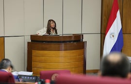 La senadora Celeste Amarilla (PLRA) se despachó contra Paraguayo Cubas, líder de Cruzada Nacional por llevar a ingresar a parlamentarios que no aportan nada y a la ANR por reciclarlos.