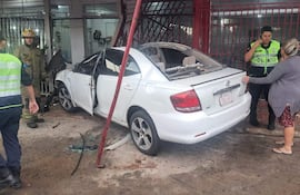 El auto del personal policial incrustado en una peluquería, ubicada al costado de la ruta Py01 en San Antonio.