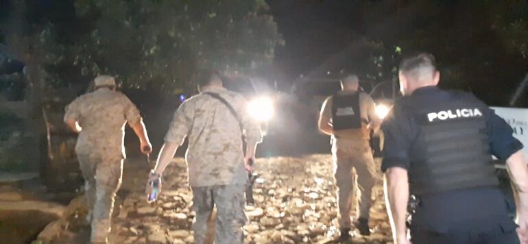 Agentes policiales se enfrentaron con los delincuentes.