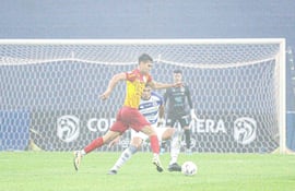 Avance de Mathías León ante la cobertura defensiva de Pedro Sosa, en una acción registrada en medio de la neblina.