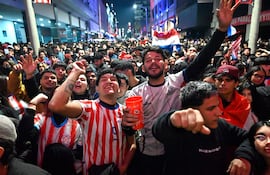 La multitud celebra en la calle Palma, frente al Panteón.