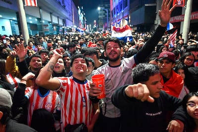 La multitud celebra en la calle Palma, frente al Panteón.