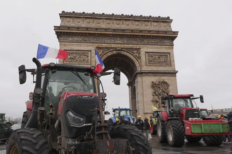 Agricultores galos protestan junto al Arco del Triunfo de París este jueves, en contra del acuerdo de la Unión Europea con Mercosur y por la gestión de la crisis de la dermatosis nodular contagiosa (DNC).