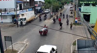 Imagen del estacionamiento de un furgón, que ocasionó la reacción violenta de los agentes del PMT de Pilar.