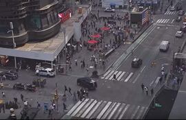 Vista aérea de Times Square, con tráfico de autos y personas en las aceras, sin rostros reconocibles.