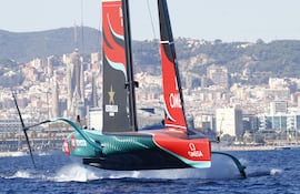 El vigente campeón, Emirates New Zealand, compite contra el aspirante, el INEOS Brittania (no visible en la foto), durante la sexta jornada de la Copa del América sabado en aguas de Barcelona. La Plataforma No a la Copa del América ha celebrado este miércoles que esta competición náutica, disputada entre agosto y octubre en la capital catalana, “no vuelve a tener Barcelona como sede” por el “enorme gasto público” que se ha invertido en el evento.