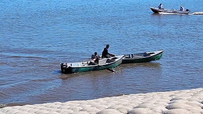 Los pescadores de Pilar aprovechan los últimos días de trabajo en el río Paraguay antes del inicio de la veda.