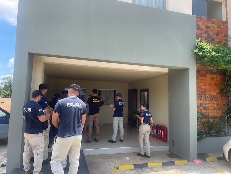 Agentes policiales allanaron la oficina de la Asesoría Jurídica Thomen y Abogados, donde trabajaba la víctima.