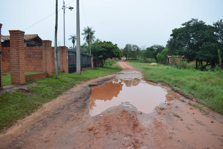 El abandono de los caminos rurales y vecinales deja varios tramos intransitables en el casco urbano de Carapeguá.