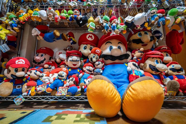 Peluches de Super Mario en varios tamaños antes del 40 aniversario de la mascota de Nintendo, en la residencia del coleccionista Kikai en Mishima, prefectura de Shizuoka.