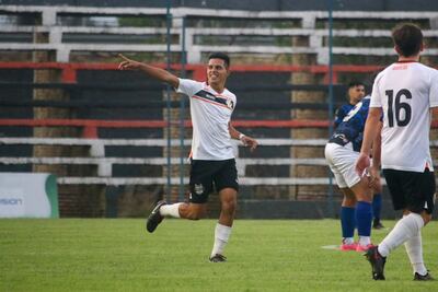 Víctor Meza festeja el primer gol del Águila sobre Atlántida. (Foto: APF)