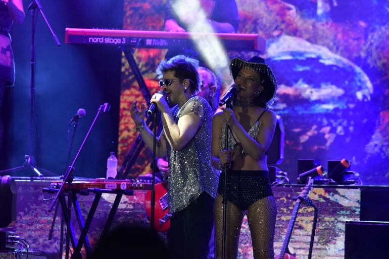 Felipe Colombo y Camila Bordonaba en un momento del show. Los artistas agradecieron el recibimiento y el cariño del público.