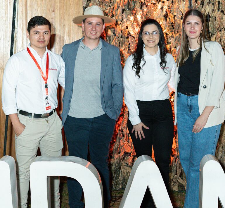 Marcos Méndez, Rainer Ringseis, Andrea López y Jaqueline de Ringeis.