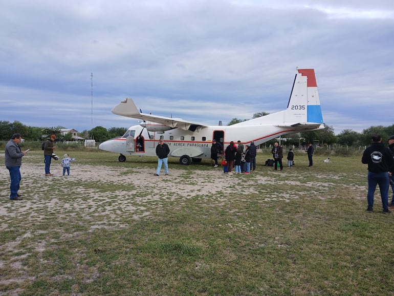 Pasajeros a punto de abordar el avion militar en Bahìa Negra