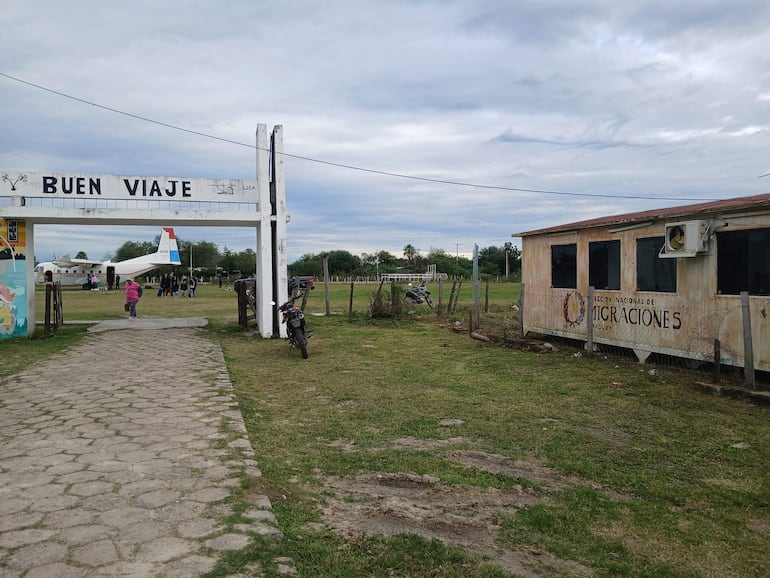 Aeropuerto y local de Migraciones en Bahìa Negra