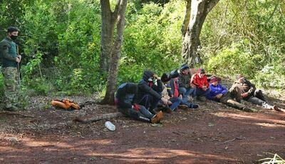 Los detenidos fueron entregados a militares para ser llevados a un albergue.