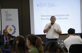 El ministro de Educación, Luis Ramírez, durante la reunión con funcionarios del MEC, para sentar las bases del otro Plan Nacional de Educación.