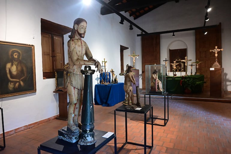Vista de la sala donde se encuentra la exposición "Desde la Pasión" en el Museo Monseñor Juan Sinforiano Bogarín.