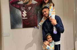 Tonny Sanabria con sus hijas Arianna (5) y Mía (3).