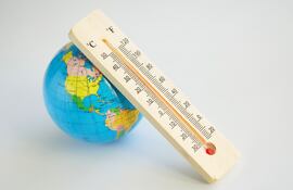 Globo terráqueo y termómetro.