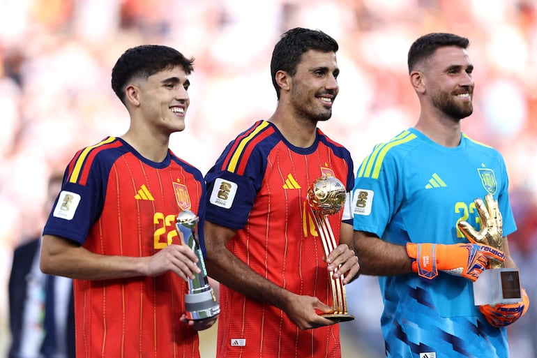 Pau Cubarsí, Rodri y Unai Simón de España posan con sus premios luego del partido final de la Copa Mundial de la FIFA 2026 entre España y Argentina en el New York New Jersey Stadium.