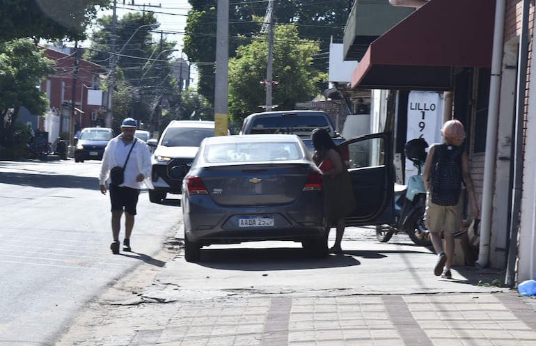 Conductores convirtieron la vereda de Lillo en "zona pick-up" (compras desde el vehículo) de despensas.