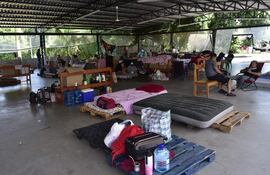 Además de la complejidad de enfrentar una internación, los familiares de pacientes del Hospital Central del IPS deben sufrir otras circunstancias a las que los somete la previsional. En la imagen de referencia, el albergue del sitio, en marzo pasado.