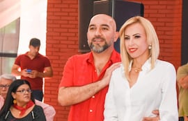 La candidata a intendente de Lambaré, Carolina González y de fondo su esposo, el exdiputado cartista Orlando Arévalo.