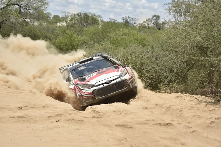 El Toyota GR Yaris Rally2 del piloto Alejandro Galanti y el copiloto Marcelo Toyotoshi en la PE6 de Ruta Transchaco-Picada Histórica de la Etapa 1 del Rally del Chaco 2026.