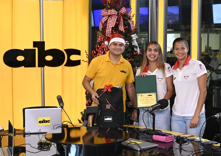 En el programa El Polideportivo las chicas del vóley playa Fio y Denisse junto a David Rolón de ABC.