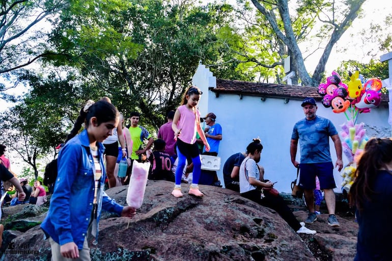 Visita de turistas a la capilla dedicada a la Santa Cruz, ubicada en el cerro Santa María.