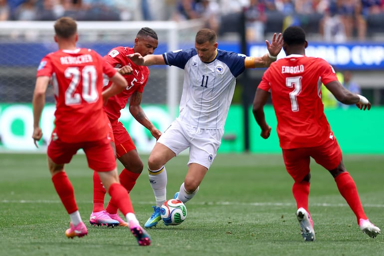 Edin Dzeko de Bosnia y Herzegovina es presionado por Manuel Akanji de Suiza durante el partido del Grupo B de la Copa Mundial de la FIFA 2026 entre Suiza y Bosnia y Herzegovina en el Los Angeles Stadium.