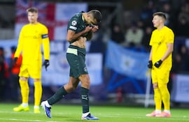 Rodrigo Hernández Cascante, del Manchester City, abandona el terreno de juego tras recibir una tarjeta roja durante el partido entre el Bodø/Glimt y el Manchester City, disputado en el Estadio Aspmyra en Bodø, Noruega.