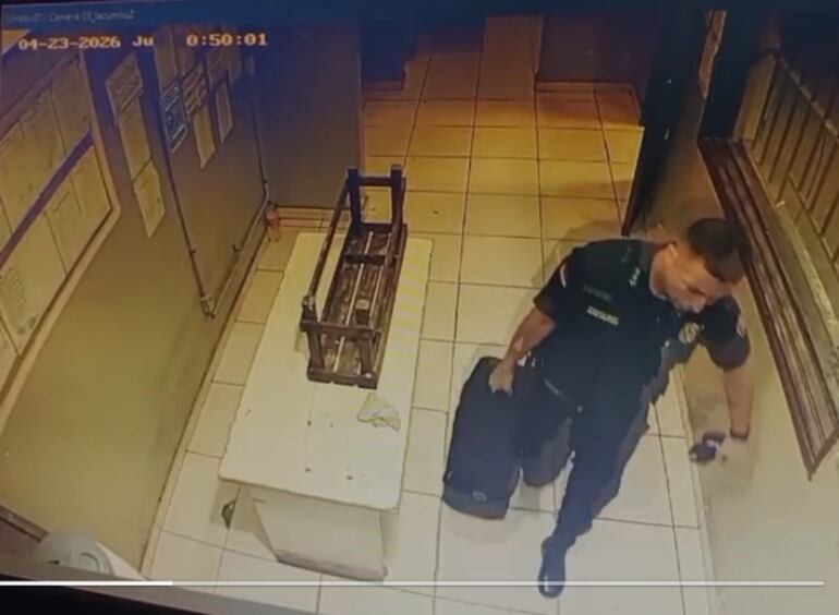 Otra cámara del penal filmó el ingreso del uniformado cargado con el bolso.