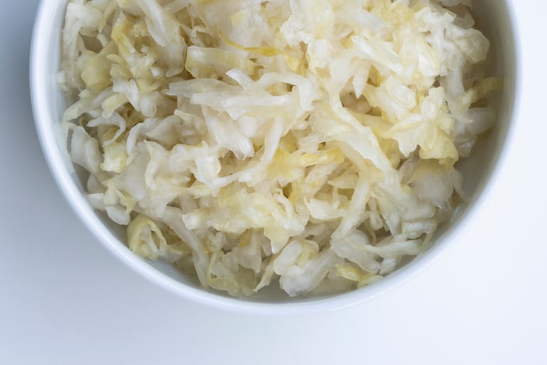 Chucrut casero. El Sauerkraut es una col cruda finamente cortada que ha sido fermentada por varias bacterias de ácido láctico.