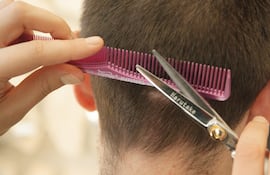 Los cortes de cabello y barba son los principales servicios que piden los varones en las peluquerías. Los profesionales de este rubro están preocupados por la situación actual.