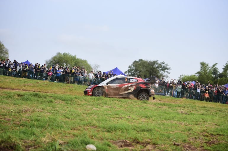 El Toyota GR Yaris Rally1 del piloto finlandés Sami Pajari en la Etapa 2 del Rally del Paraguay, la undécima fecha del Mundial de Rally 2026 en los tramos de Hohenau, Departamento de Itapúa, Paraguay.