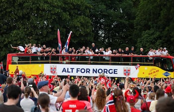 Los aficionados animan a la selección nacional masculina de Noruega tras su participación en la Copa Mundial de la FIFA 2026 en la Slottsplassen en Oslo, Noruega.
