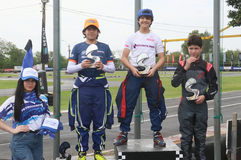 Festejo en el podio de los protagonistas de la categoría Fórmula Mundial con sus respectivos trofeos.