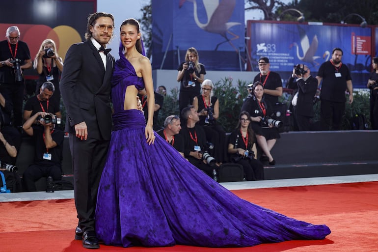 ¡Linda parejita! Brooklyn Beckham y su esposa Nicola Peltz en la red carpet del Venice International Film Festival. (EFE/EPA/FABIO FRUSTACI)
