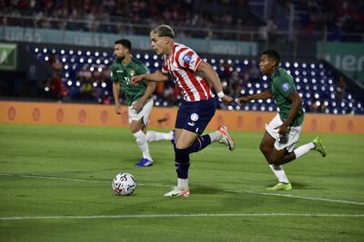 Ramón Sosa trata de llegar hasta el fondo para generar una jugada de riesgo para Paraguay