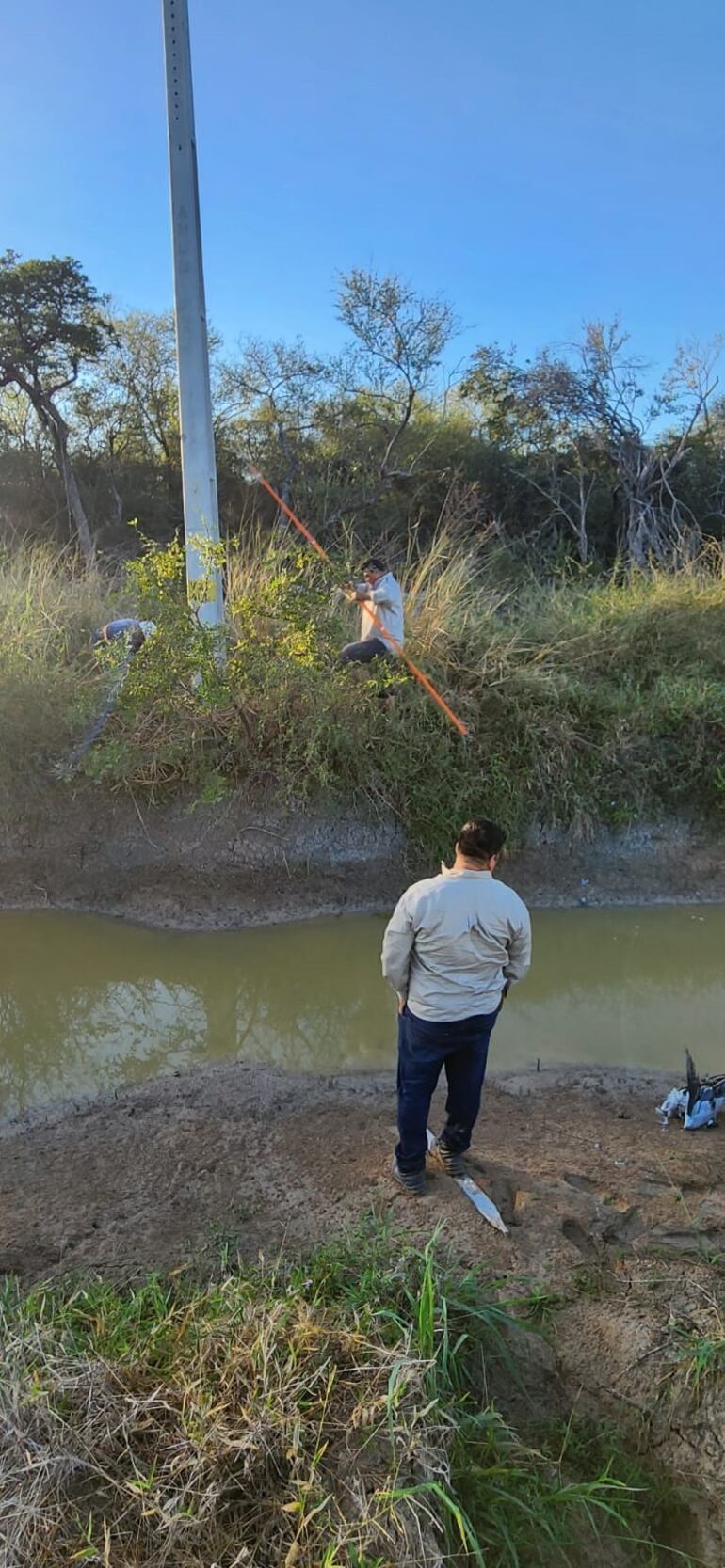 Personal de la ANDE, en pleno trabajo de restaurar el servicio de la energía eléctrica.