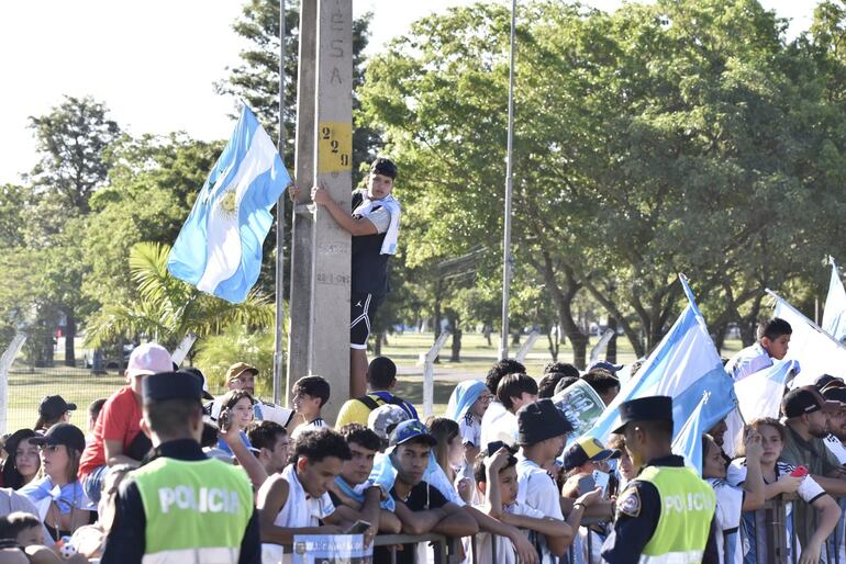 Aficionados en Paraguay, a la espera se la Selección Argentina.