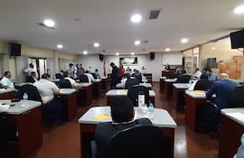 El gobernador, César Torres participó de la sesión de la Junta Departamental de Alto Paraná.