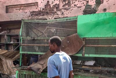 Un hombre camina frente a una fachada con impactos de bala en el sur de Jartúm, Sudán, el jueves.
