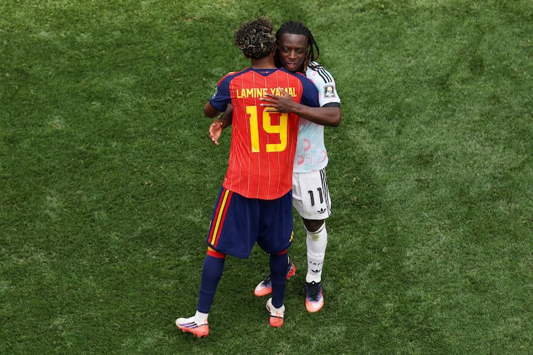 El español Lamine Yamal recibe la felicitación del belga Jérémy Doku tras la victoria por 2-1 durante el partido de cuartos de final de la Copa Mundial de la FIFA 2026 entre España y Bélgica en el Los Angeles Stadium, en Inglewood, California.