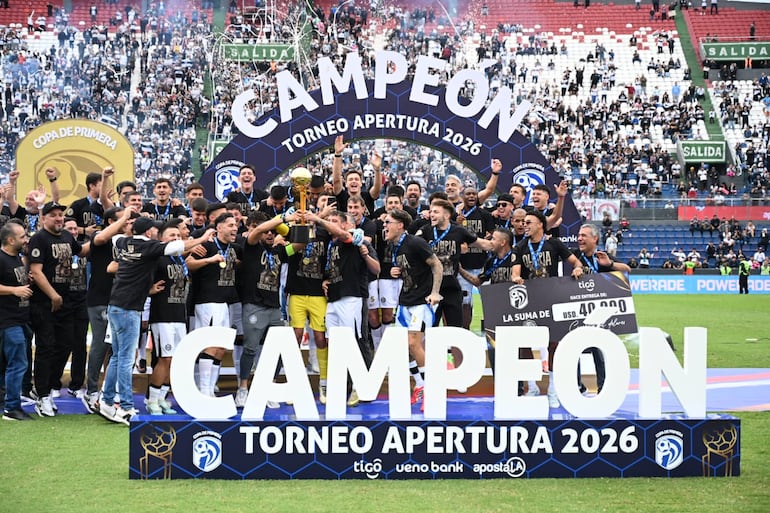 Los jugadores de Olimpia celebran con el título de campeón de la conquista del torneo Apertura 2026 de la Primera División de Paraguay en el estadio Defensores del Chaco, en Asunción, Paraguay.